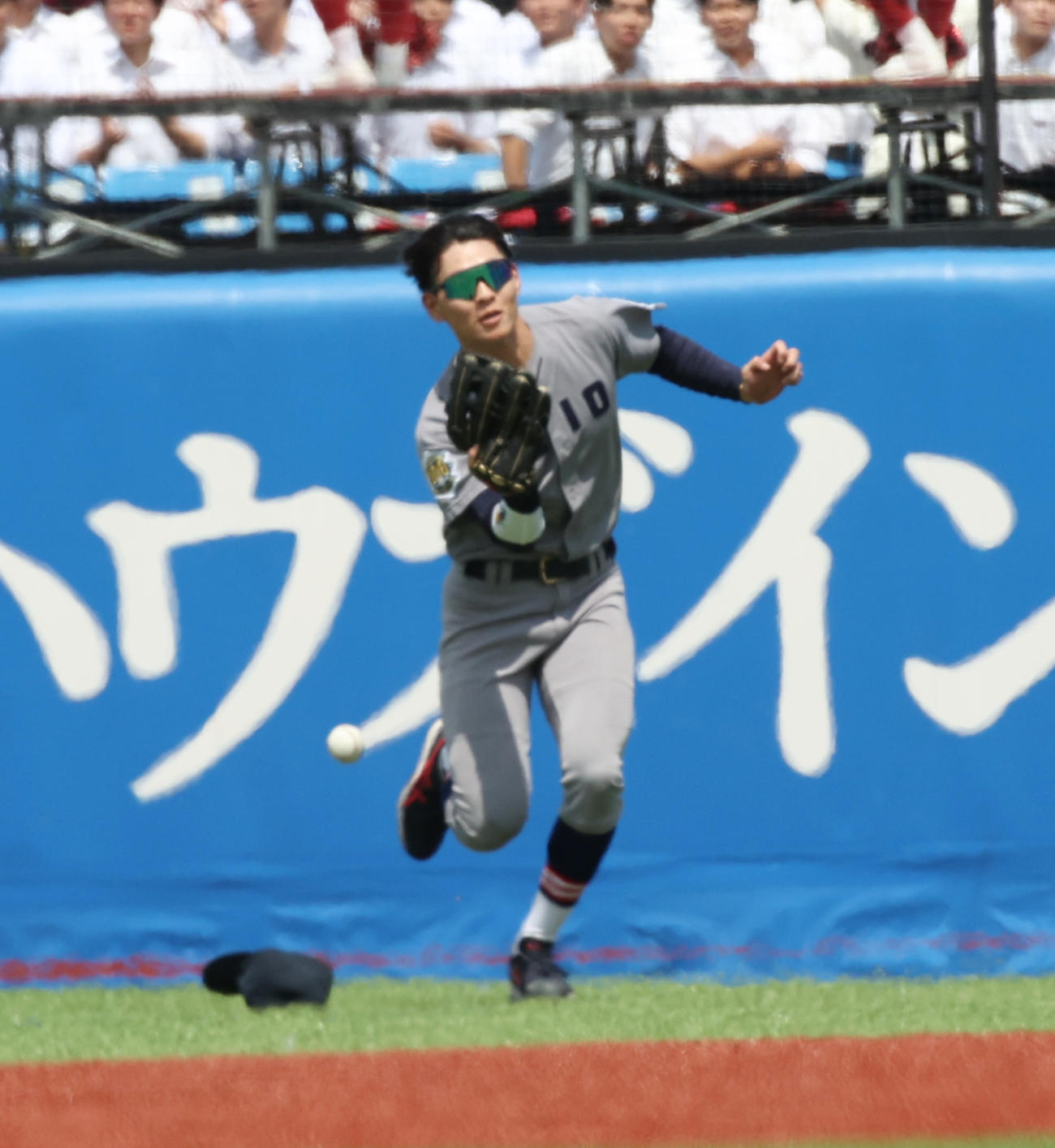 慶大対早大　1回裏早大1死三塁、小沢の右飛を横地右翼手が落球し先制点が入る（撮影・柴田隆二）