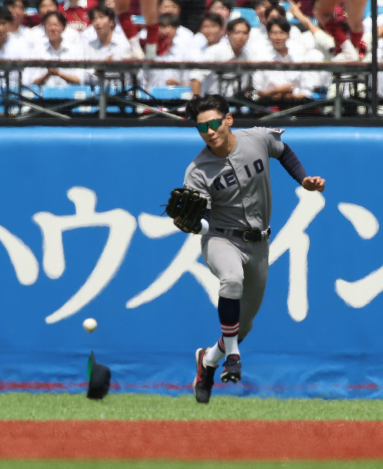 慶大対早大　1回裏早大1死三塁、小沢の右飛を横地右翼手が落球し先制点が入る（撮影・柴田隆二）