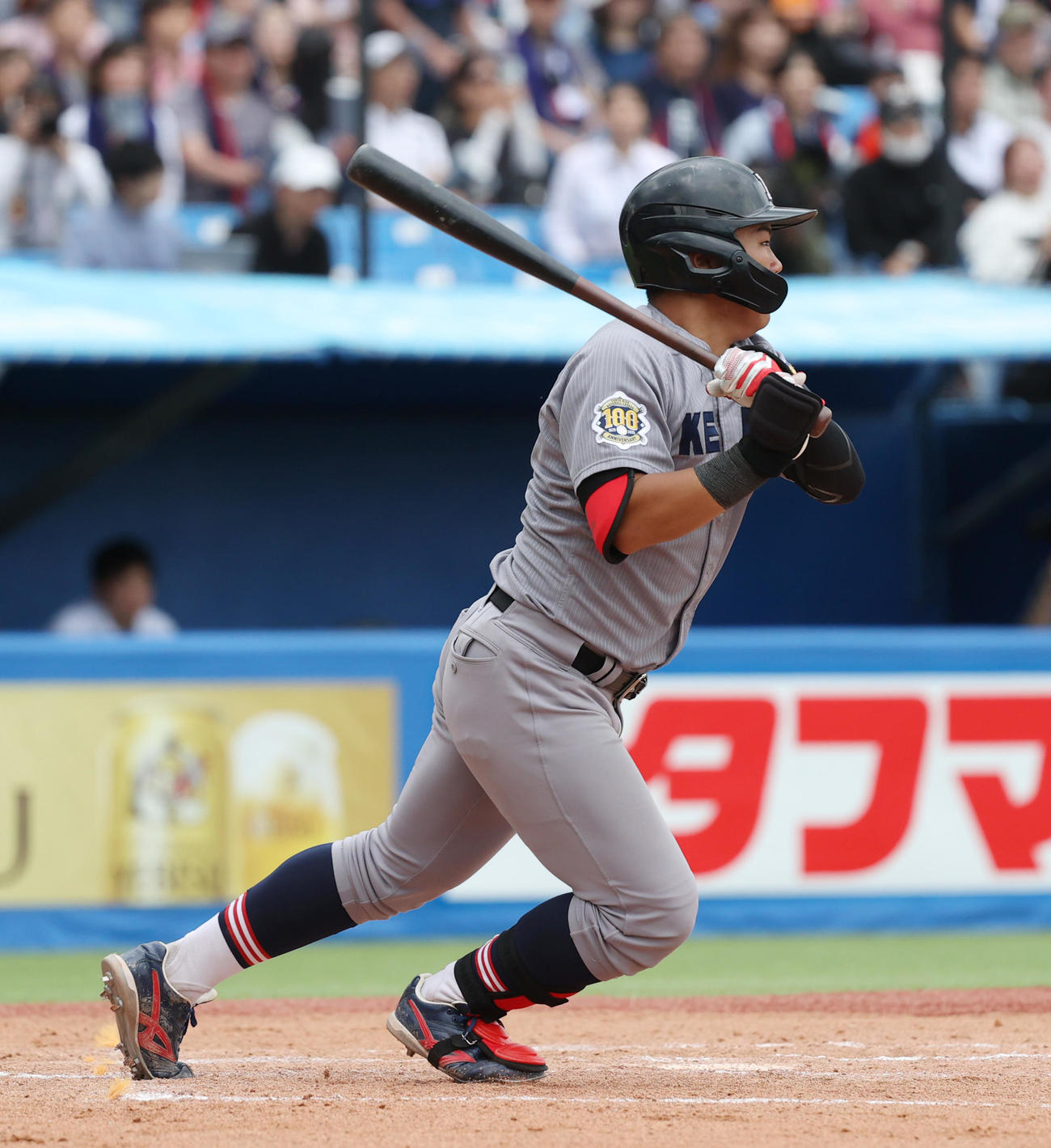 慶大対早大　7回表慶大2死一、二塁、中塚は左中間に適時二塁打を放つ（撮影・柴田隆二）