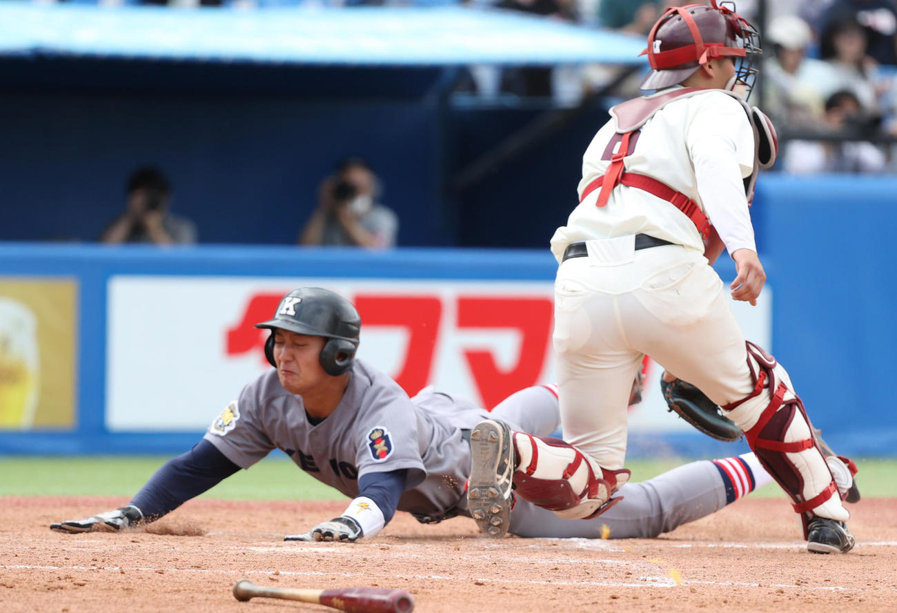 慶大対早大　4回表慶大2死一、二塁、代打森村の左前適時打で二塁走者今泉が生還する。捕手吉田瑞（撮影・柴田隆二）