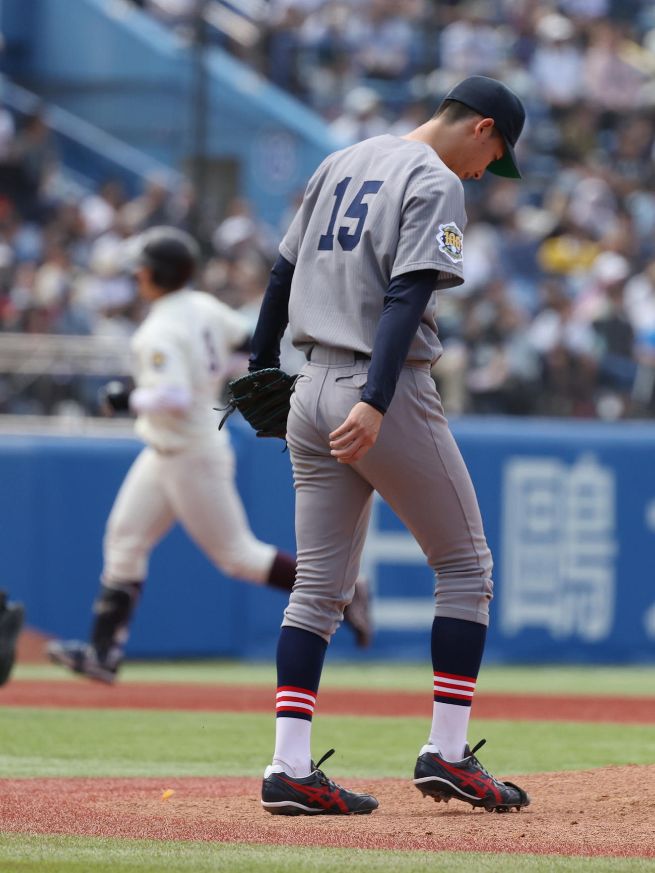 慶大対早大　3回裏早大2死満塁、前田健に満塁本塁打を浴びた慶大・沖村（撮影・柴田隆二）
