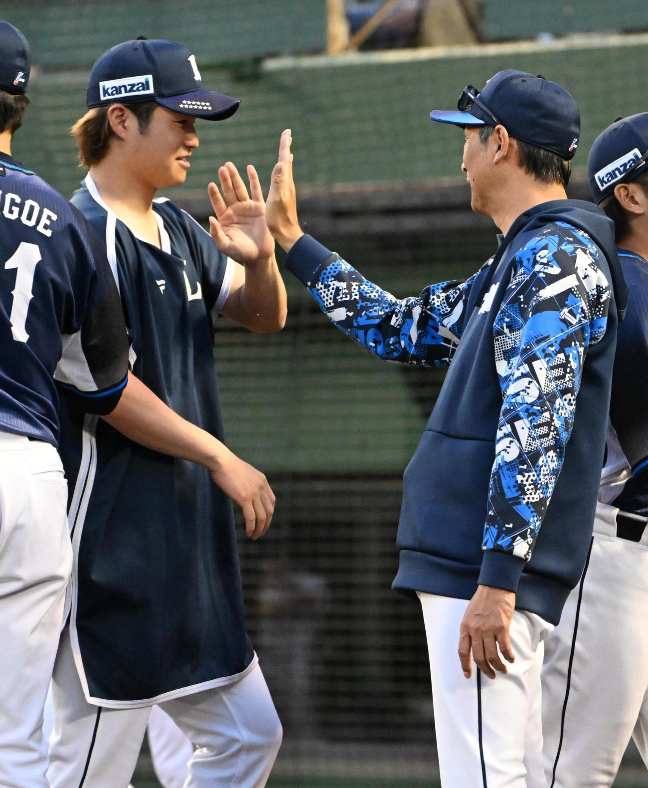 オリックス対西武　オリックスに勝利し甲斐野（左）とハイタッチをする西口監督（撮影・石井愛子）