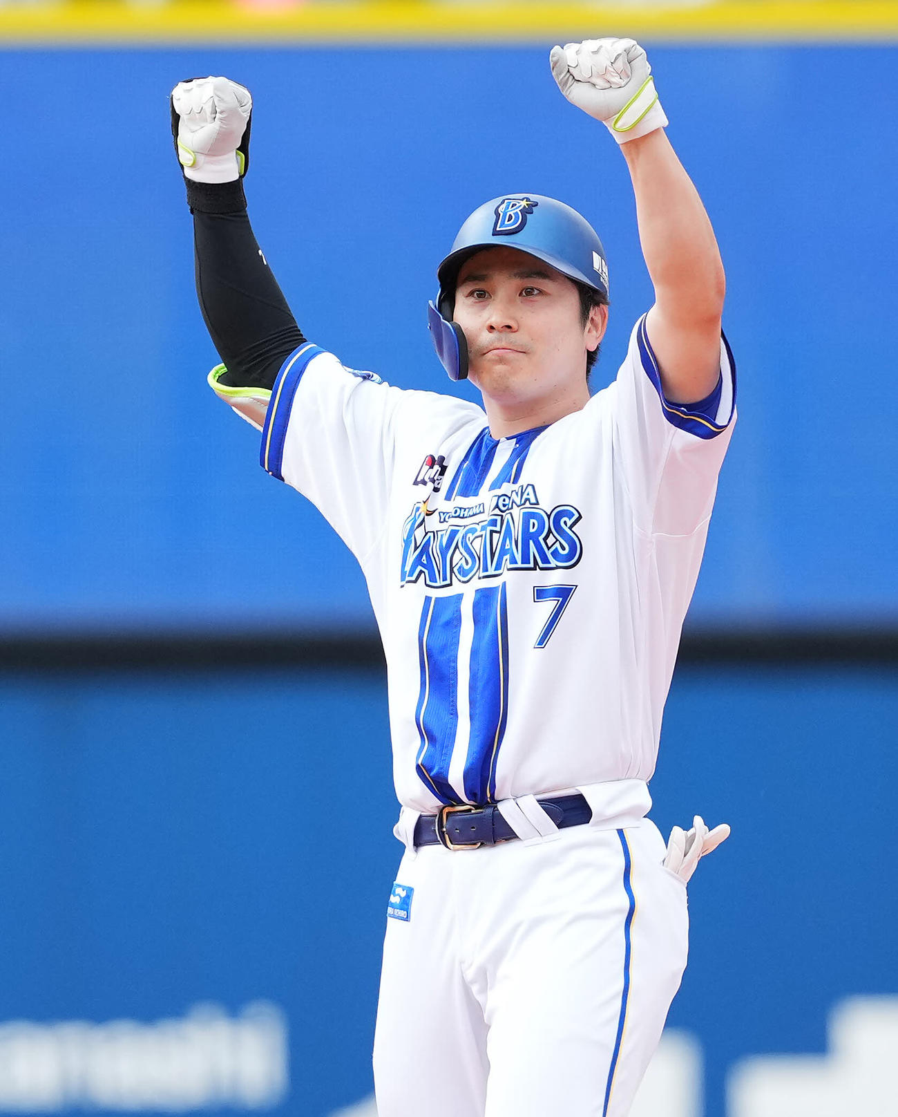 DeNA対ヤクルト　8回裏DeNA2死一、二塁、適時二塁打を放ちガッツポーズする佐野（撮影・垰建太）