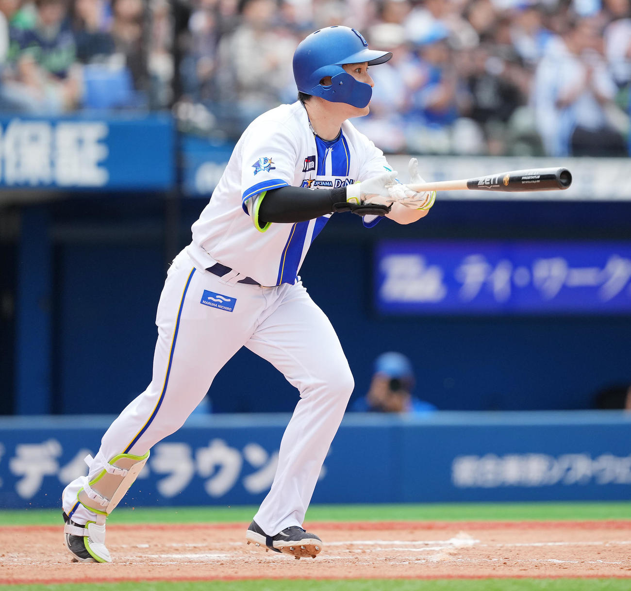 DeNA対ヤクルト　8回裏DeNA2死一、二塁、適時二塁打を放つ佐野（撮影・垰建太）