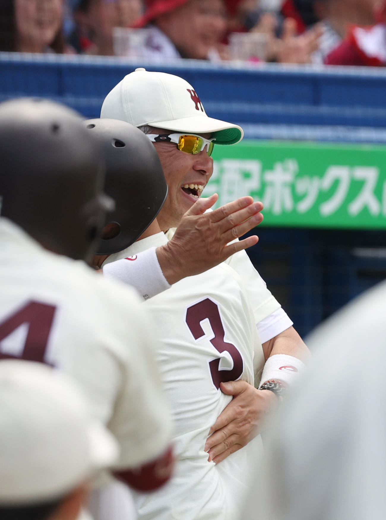 慶大対早大　3回裏早大2死満塁、前田健はバックスクリーンに満塁本塁打を放ち小宮山監督と抱き合う（撮影・柴田隆二）