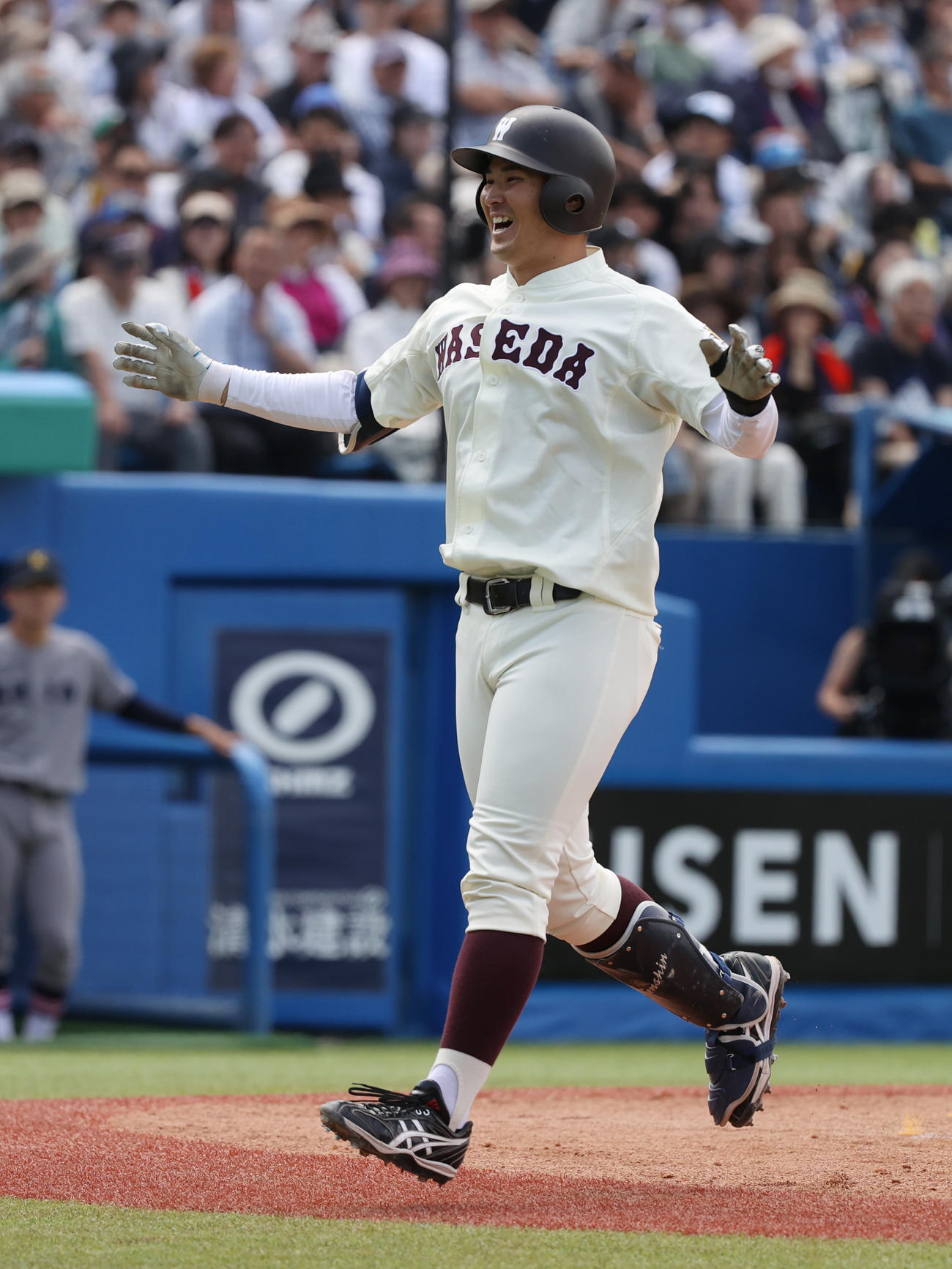 慶大対早大　3回裏早大2死満塁、前田健はバックスクリーンに満塁本塁打を放ち笑顔で生還する（撮影・柴田隆二）