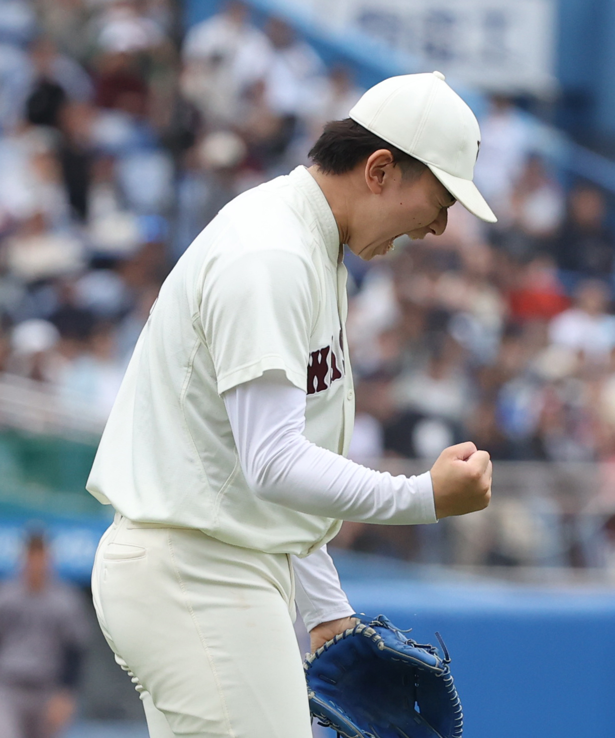 慶大対早大、勝利した早大・伊藤樹はガッツポーズする（撮影・柴田隆二）