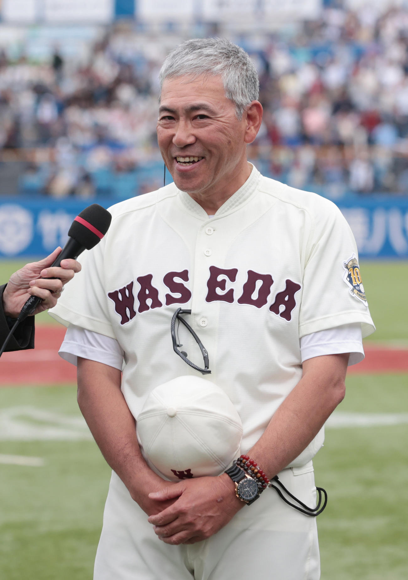 慶大対早大、勝利した早大・小宮山監督は笑顔でインタビューに答える（撮影・柴田隆二）
