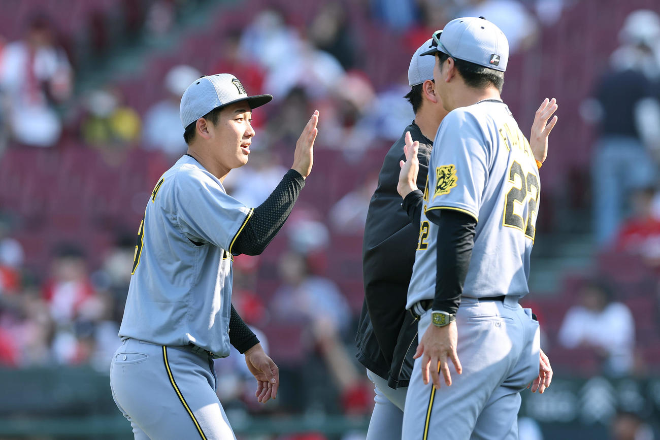 広島に3連勝しタッチを交わす阪神伊原と藤川監督（撮影・前田充）