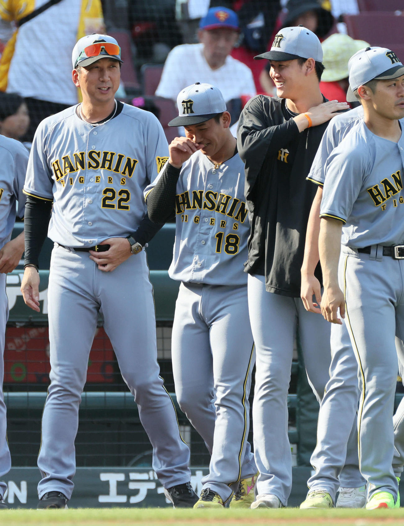 広島対阪神　笑顔の伊原と藤川監督（撮影・加藤孝規）