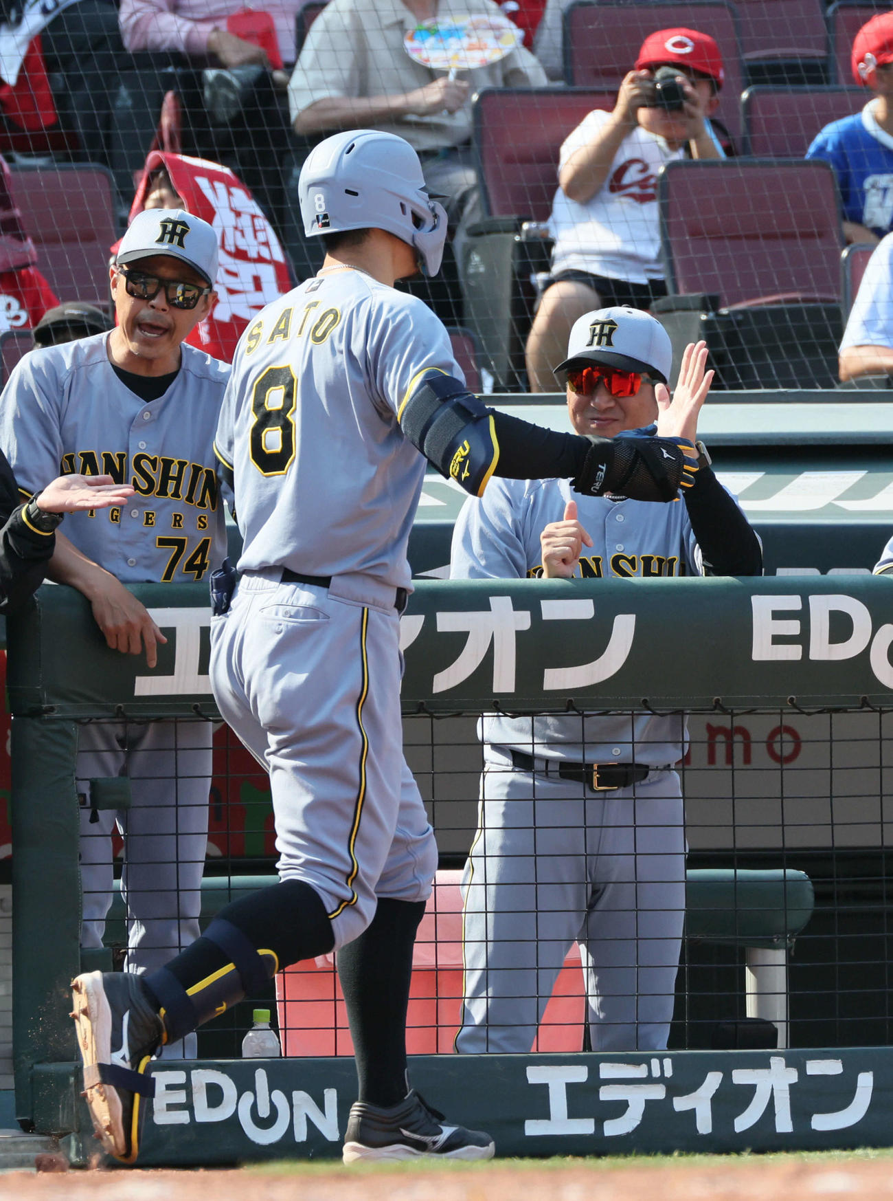 広島対阪神　8回表阪神2死一、二塁、右越え3点本塁打を放った佐藤輝を迎える藤川監督（右）（撮影・加藤孝規）