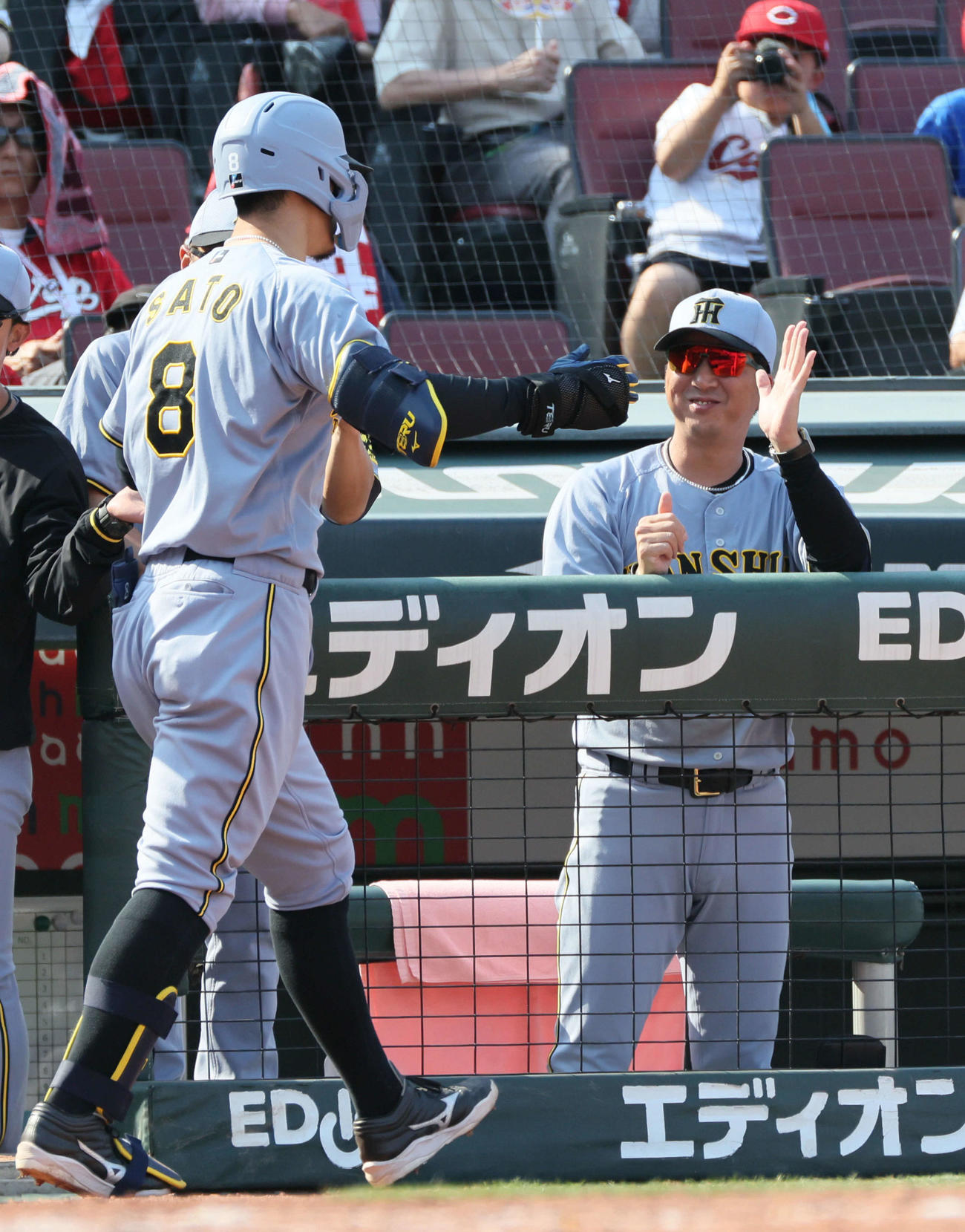 広島対阪神　8回表阪神2死一、二塁、右越え3点本塁打を放った佐藤輝を迎える藤川監督（右）（撮影・加藤孝規）