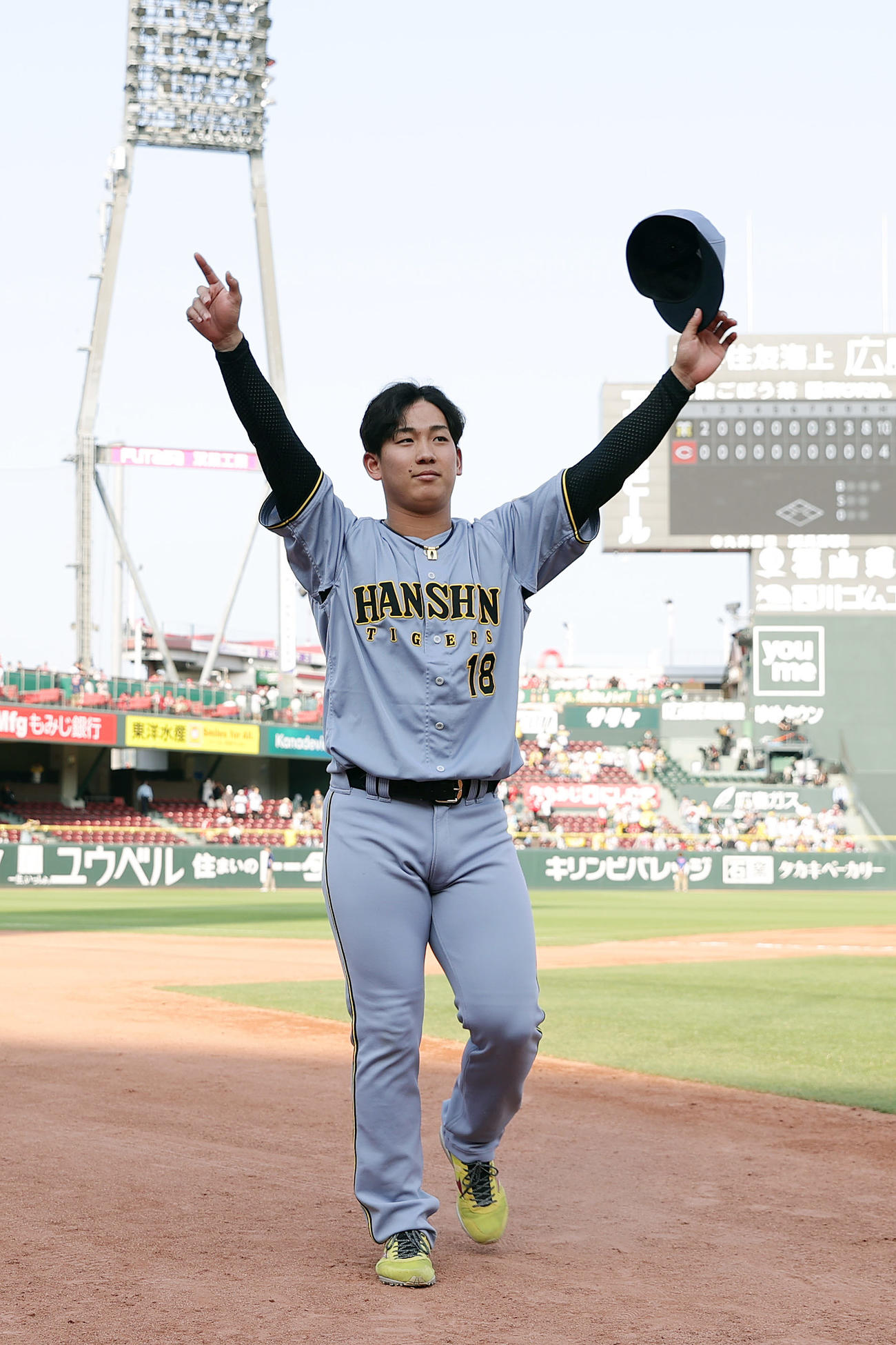 広島対阪神　広島に勝利し、ファンに手を振る阪神伊原（撮影・前田充）