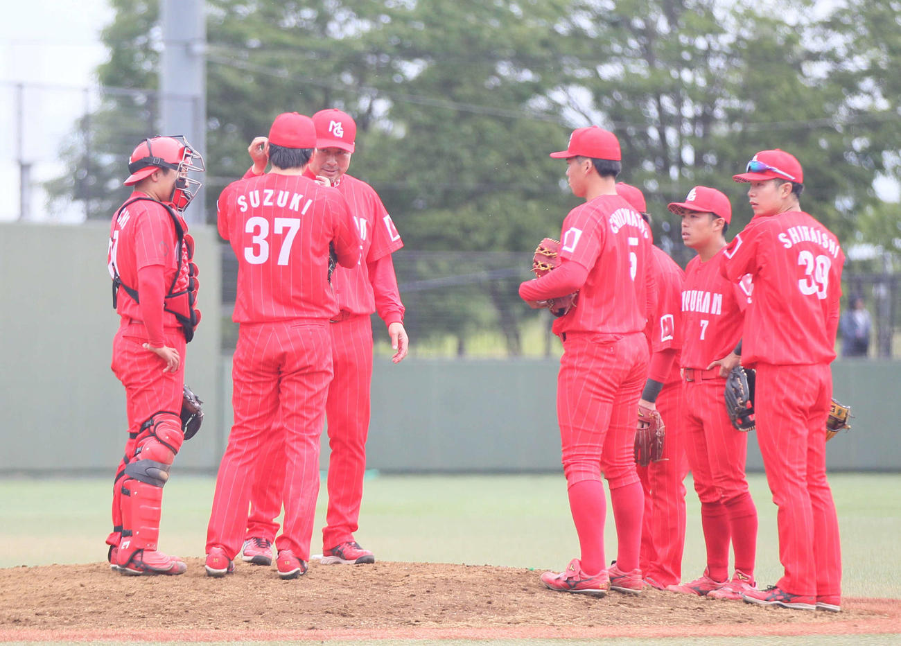 マルハン北日本カンパニー対東北マークス　9回ピンチの場面でマウンドに駈け寄るマルハン北日本カンパニー館山監督（左から3番目）と選手ら