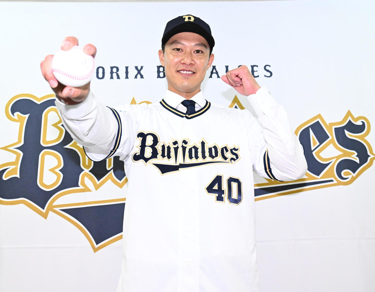 入団会見でポーズをとるオリックスの岩崎（撮影・石井愛子）