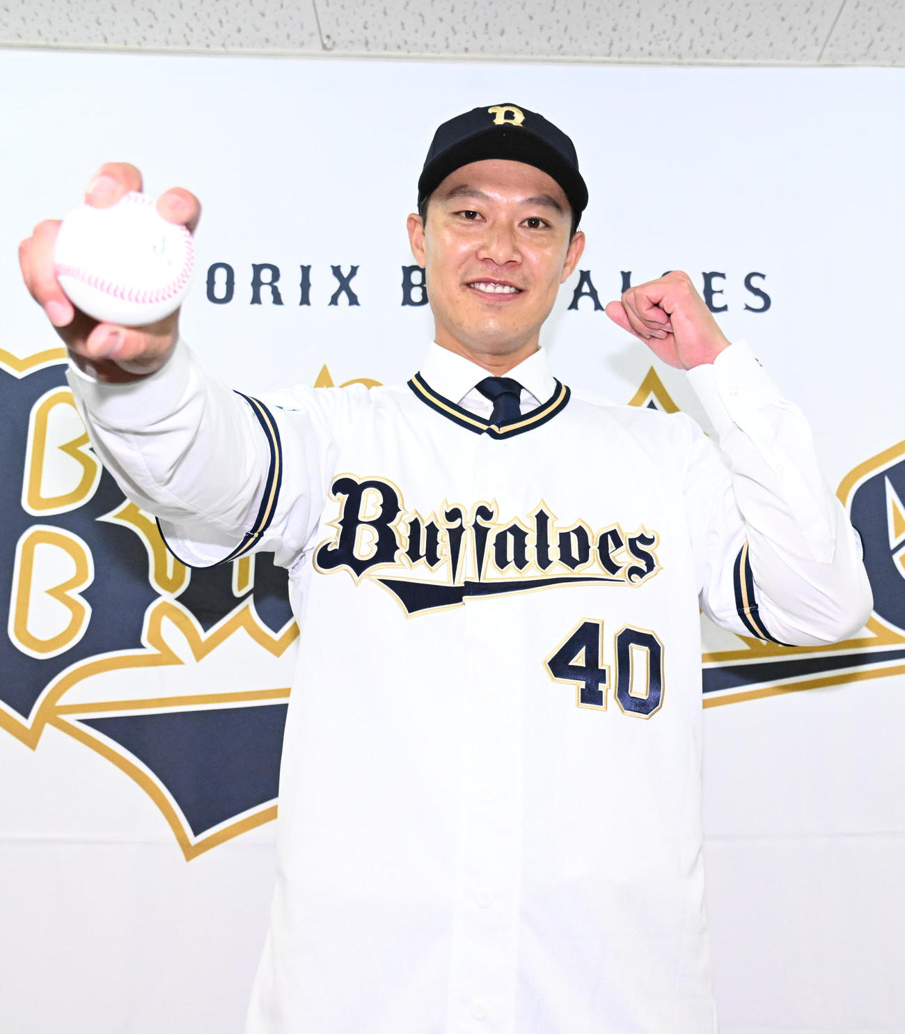 入団会見でポーズをとるオリックスの岩崎（撮影・石井愛子）