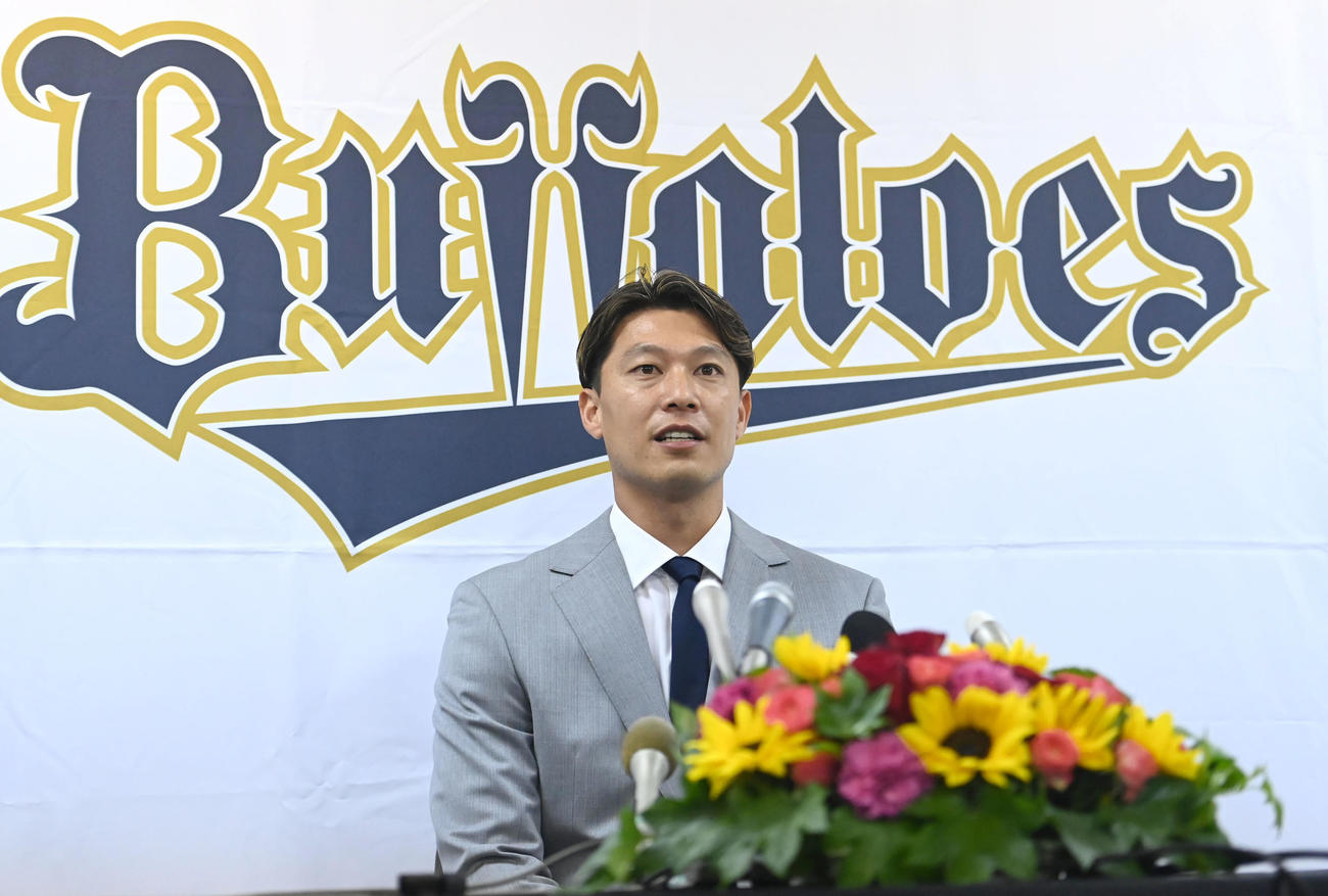 入団会見をするオリックスの岩崎（撮影・石井愛子）