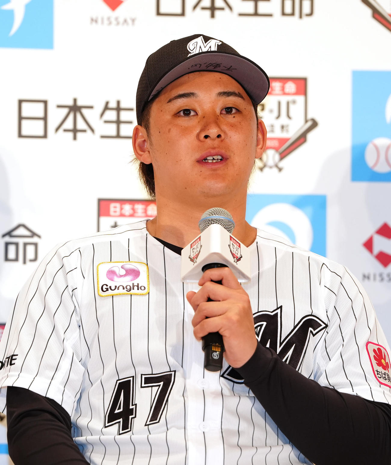 「日本生命セ・パ交流戦」開幕記者会見でのトークショーに臨むロッテ鈴木（撮影・江口和貴）