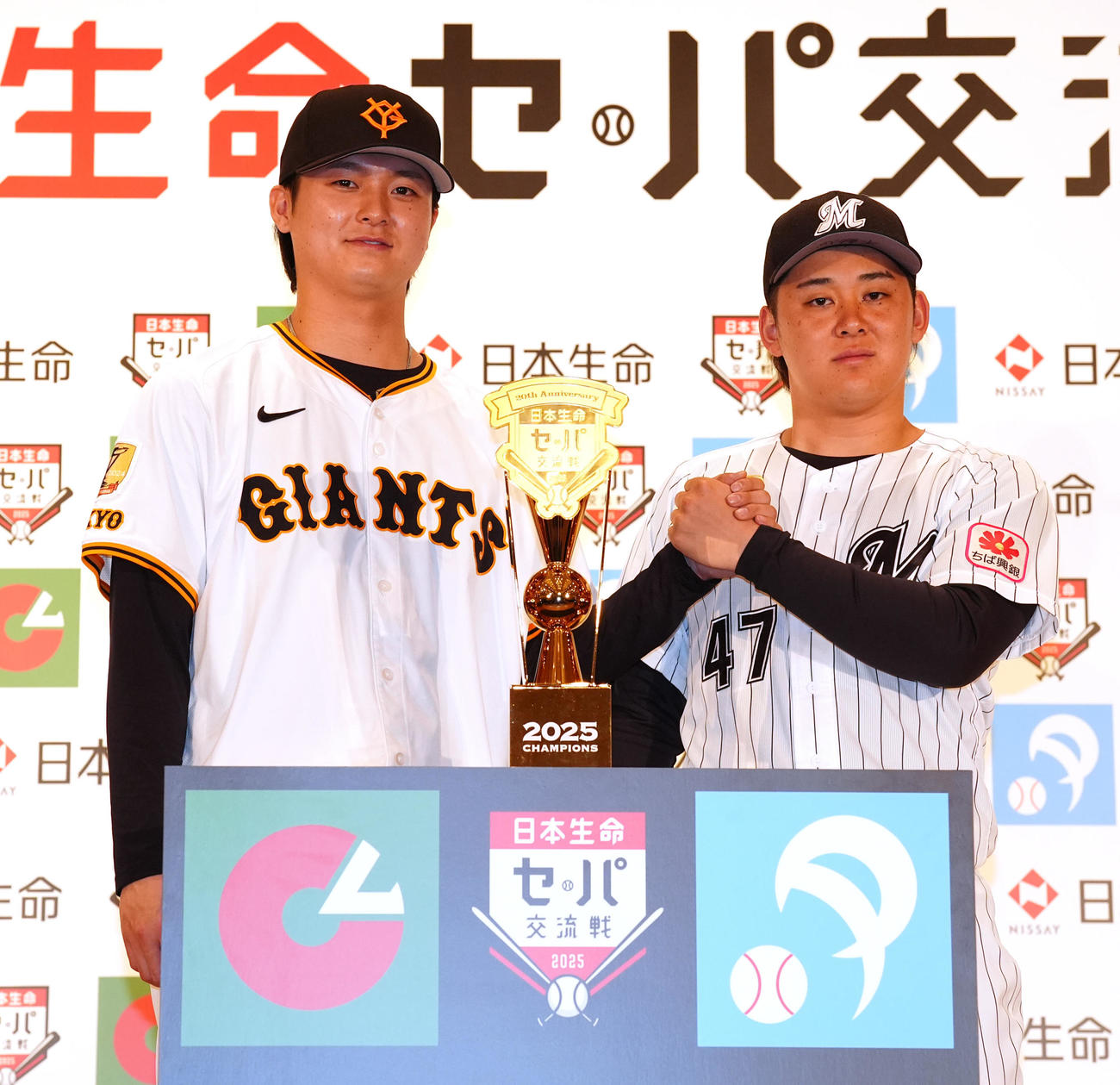 「日本生命セ・パ交流戦」開幕記者会見後、写真に納まる巨人田中瑛（左）とロッテ鈴木（撮影・江口和貴）