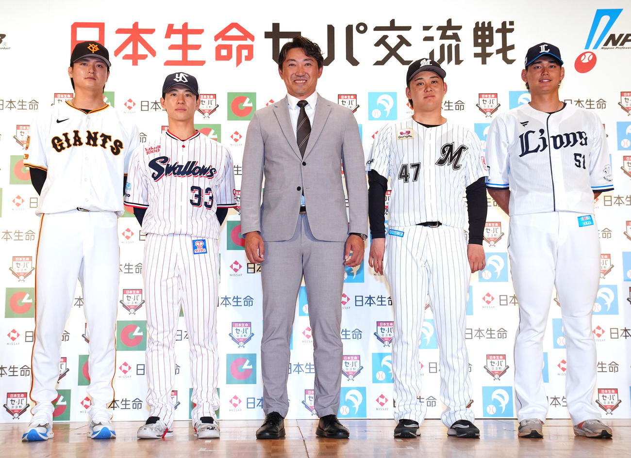 「日本生命セ・パ交流戦」開幕記者会見でのトークショー後、写真に納まる選手たち。左から巨人田中瑛、ヤクルト内山、内川氏、ロッテ鈴木、西武西川（撮影・江口和貴）