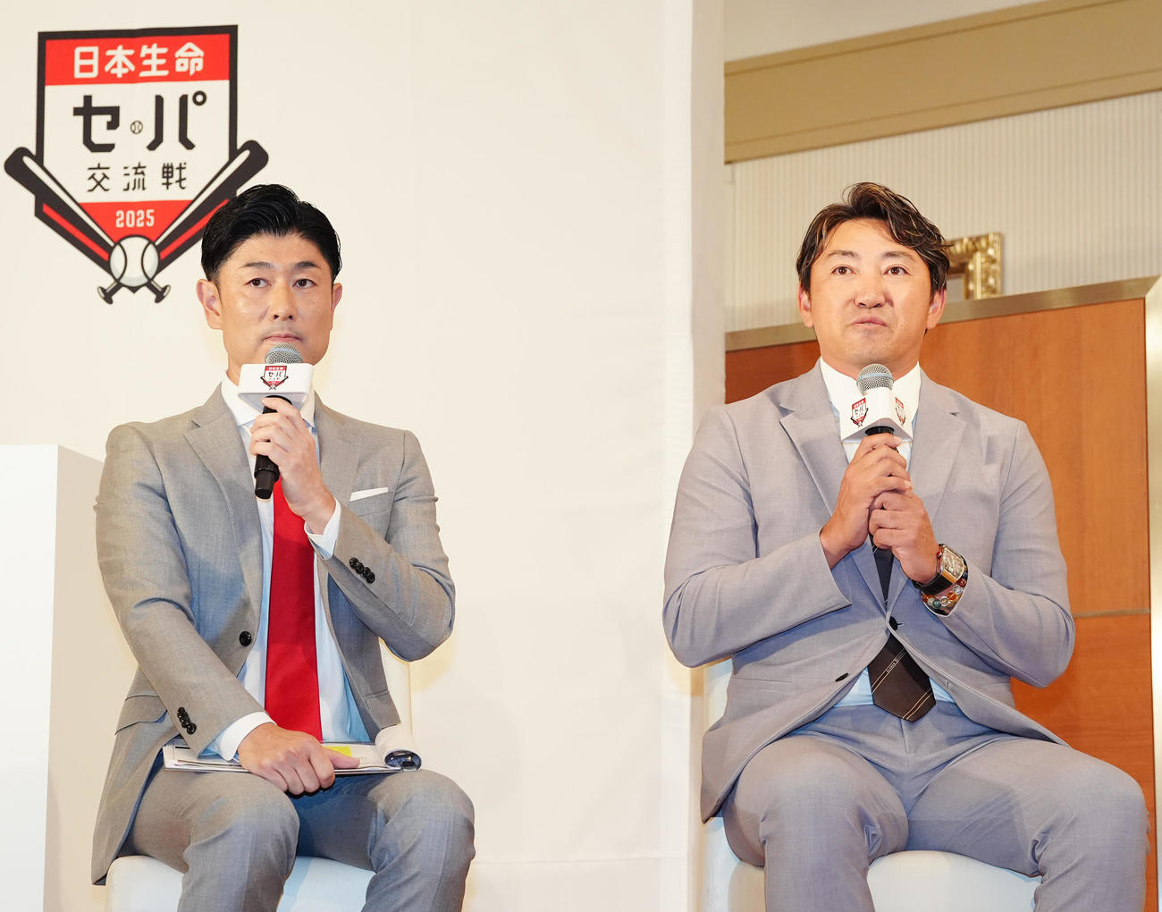 「日本生命セ・パ交流戦」開幕記者会見でのトークショーに臨む内川氏（右）と司会でフリーアナウンサーの高橋氏（撮影・江口和貴）
