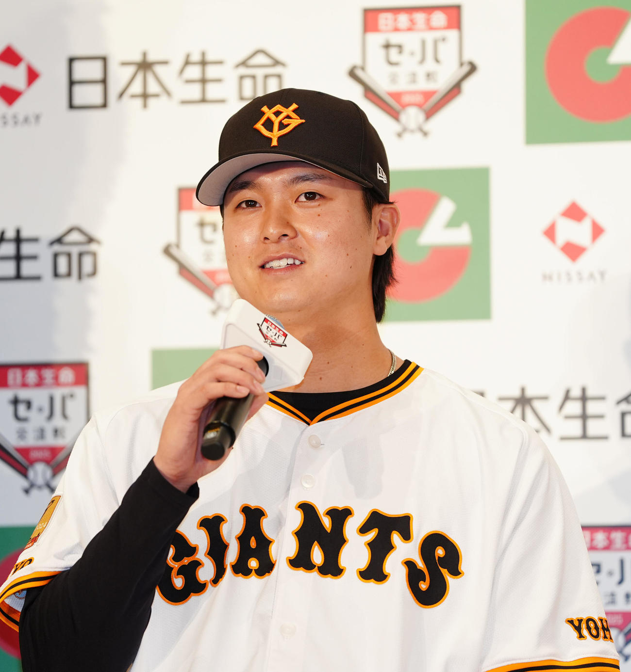 「日本生命セ・パ交流戦」開幕記者会見でのトークショーに臨む巨人田中瑛（撮影・江口和貴）
