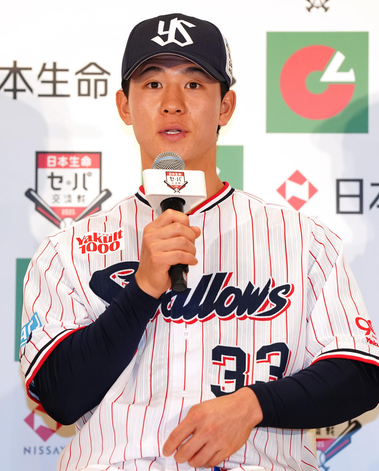 「日本生命セ・パ交流戦」開幕記者会見でのトークショーに臨むヤクルト内山（撮影・江口和貴）