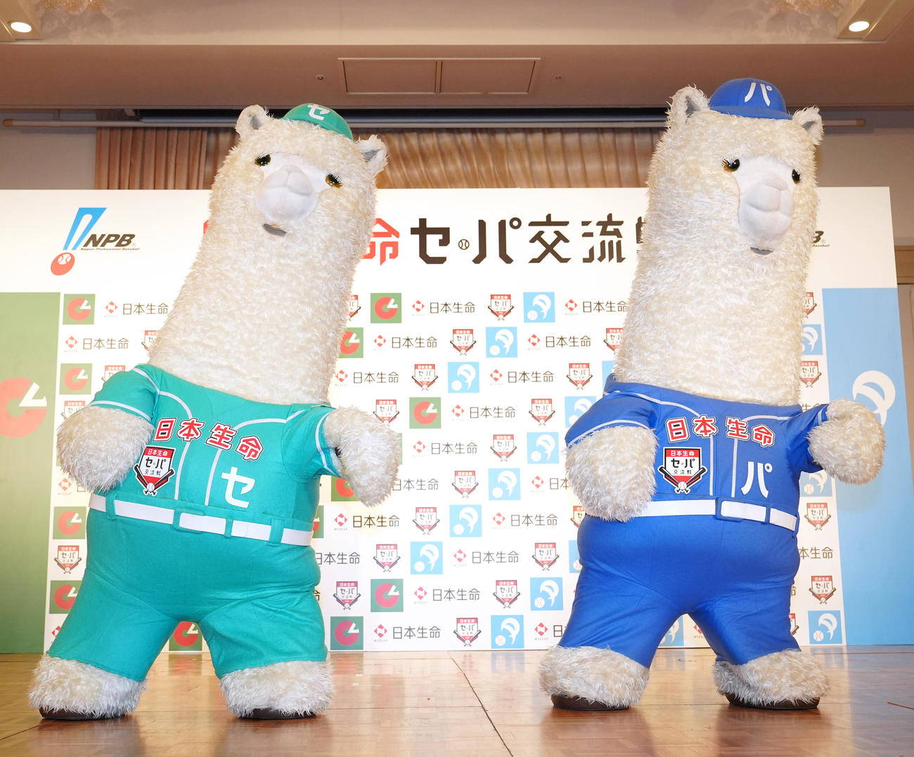 「日本生命セ・パ交流戦」開幕記者会見に登場したセカくん（左）とパカくん（撮影・江口和貴）