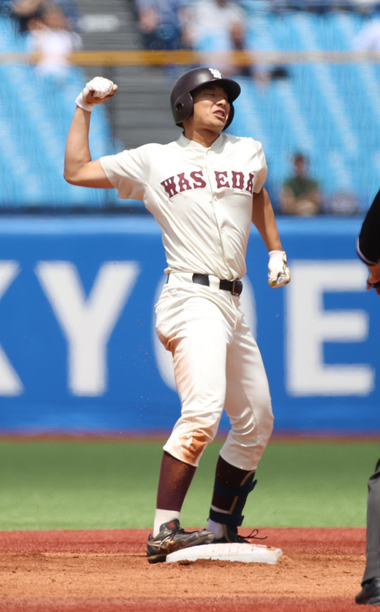 明大対早大　1回裏早大1死二、三塁、寺尾は中前に適時打を放ちガッツポーズする（撮影・柴田隆二）