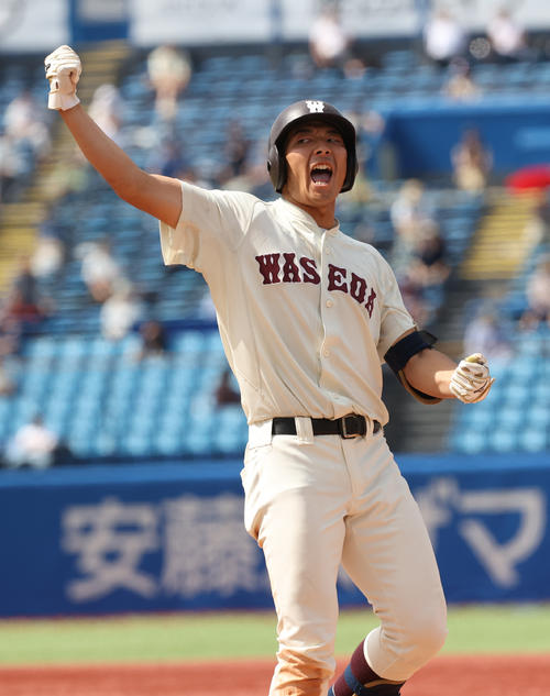 明大対早大 5回裏早大1死二、三塁、寺尾は中前に適時打を放ちガッツポーズする(撮影・柴田隆二)