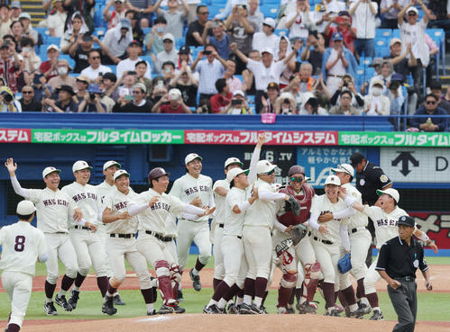 明大対早大 優勝し喜ぶ早大の選手たち(撮影・野上伸悟)