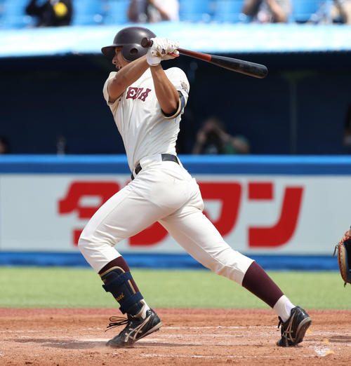 明大対早大 1回裏早大1死二、三塁、寺尾は中前に適時打を放つ(撮影・柴田隆二)