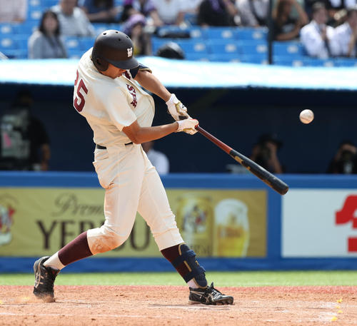 明大対早大 5回裏早大1死二、三塁、寺尾は中前に適時打を放つ(撮影・柴田隆二)