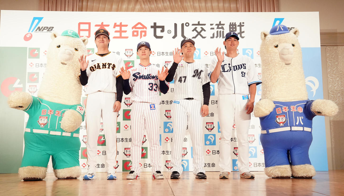 「日本生命セ・パ交流戦」開幕記者会見で写真に納まる選手たち。左からセカくん、巨人田中瑛、ヤクルト内山、ロッテ鈴木、西武西川、パカくん（撮影・江口和貴）