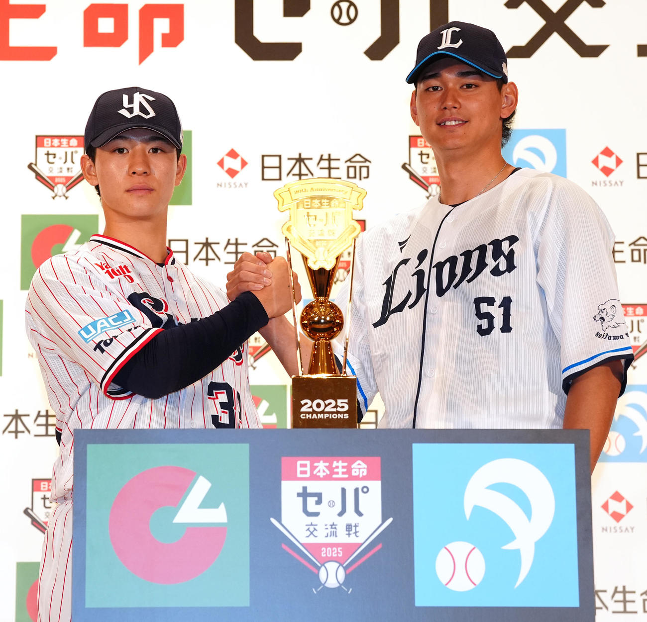 「日本生命セ・パ交流戦」開幕記者会見後、写真に納まるヤクルト内山（左）と西武西川（撮影・江口和貴）