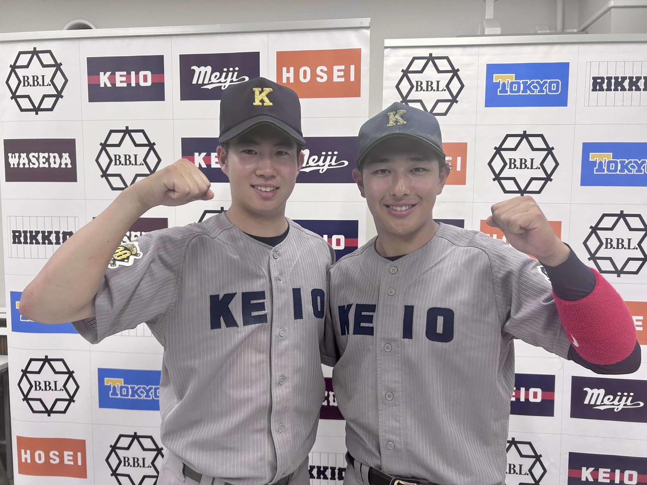 3回に決勝2点適時打を放った山本勇太（左）と8回に代打で登場して神宮デビューを飾った清原勝児（撮影・平山連）
