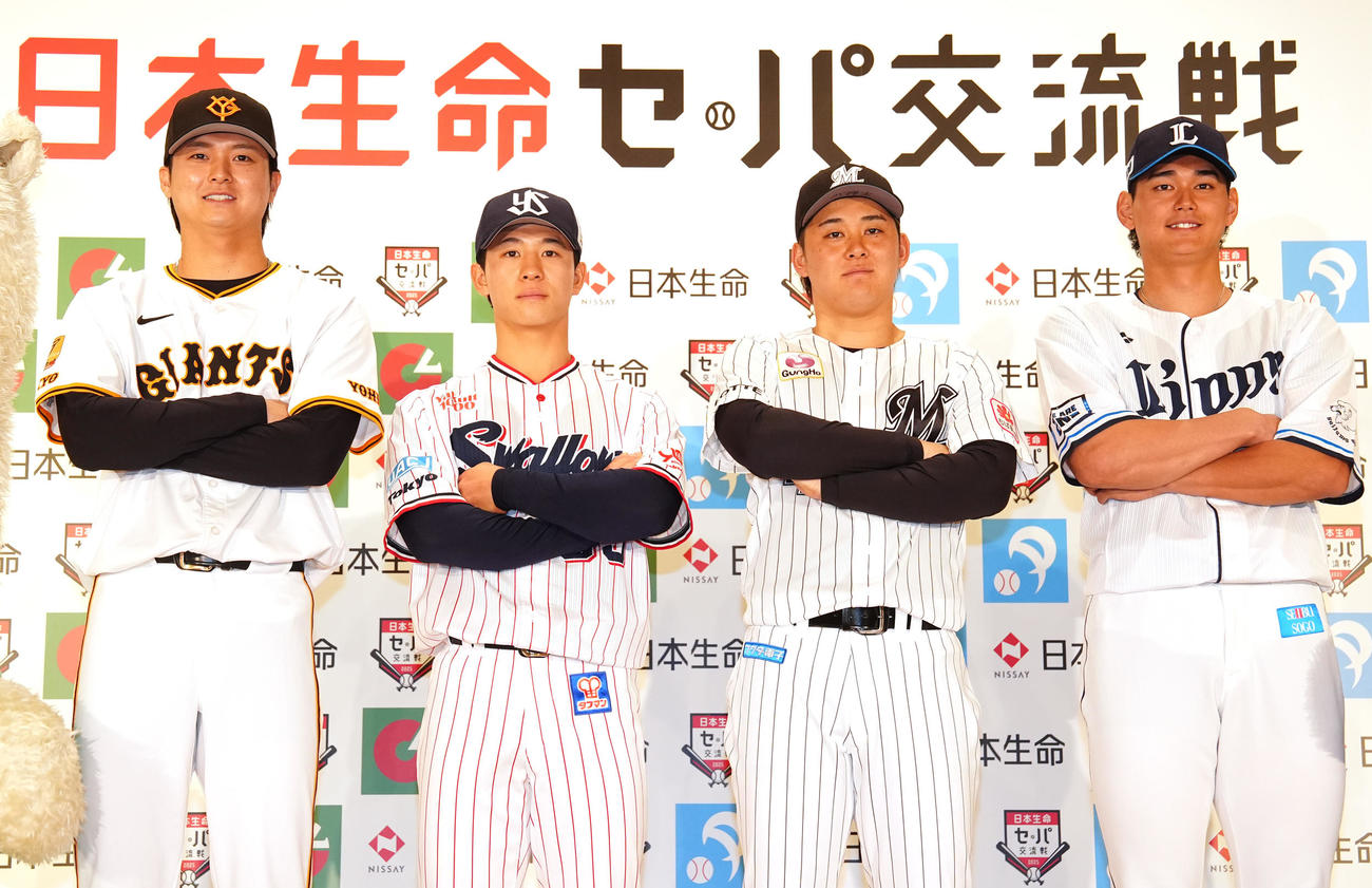 「日本生命セ・パ交流戦」開幕記者会見で写真に納まる選手たち。左から巨人田中瑛、ヤクルト内山、ロッテ鈴木、西武西川（撮影・江口和貴）