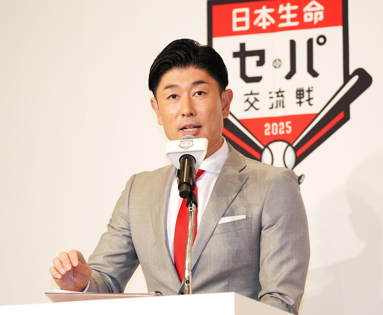 「日本生命セ・パ交流戦」開幕記者会見で司会を務めるフリーアナウンサーの高橋氏（撮影・江口和貴）