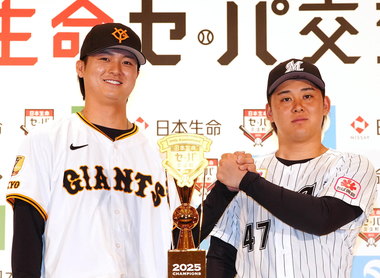 「日本生命セ・パ交流戦」開幕記者会見後、写真に納まる巨人田中瑛（左）とロッテ鈴木（撮影・江口和貴）