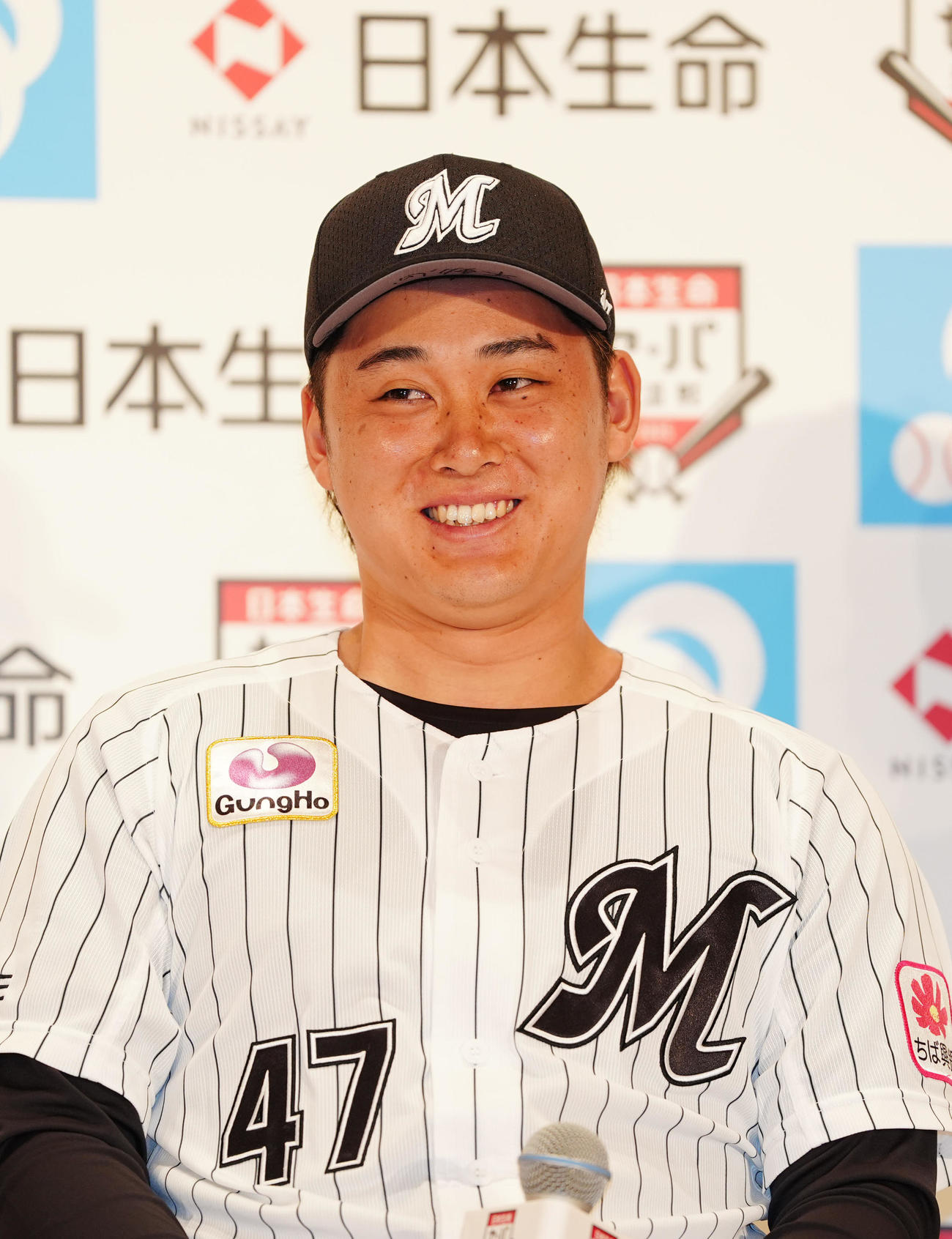 「日本生命セ・パ交流戦」開幕記者会見でのトークショーに臨むロッテ鈴木（撮影・江口和貴）