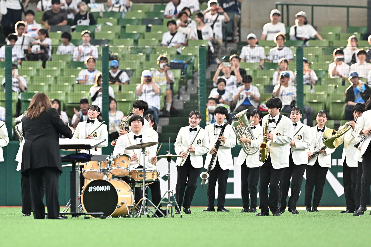 2024年6月、試合前に演奏する花咲徳栄の吹奏楽部