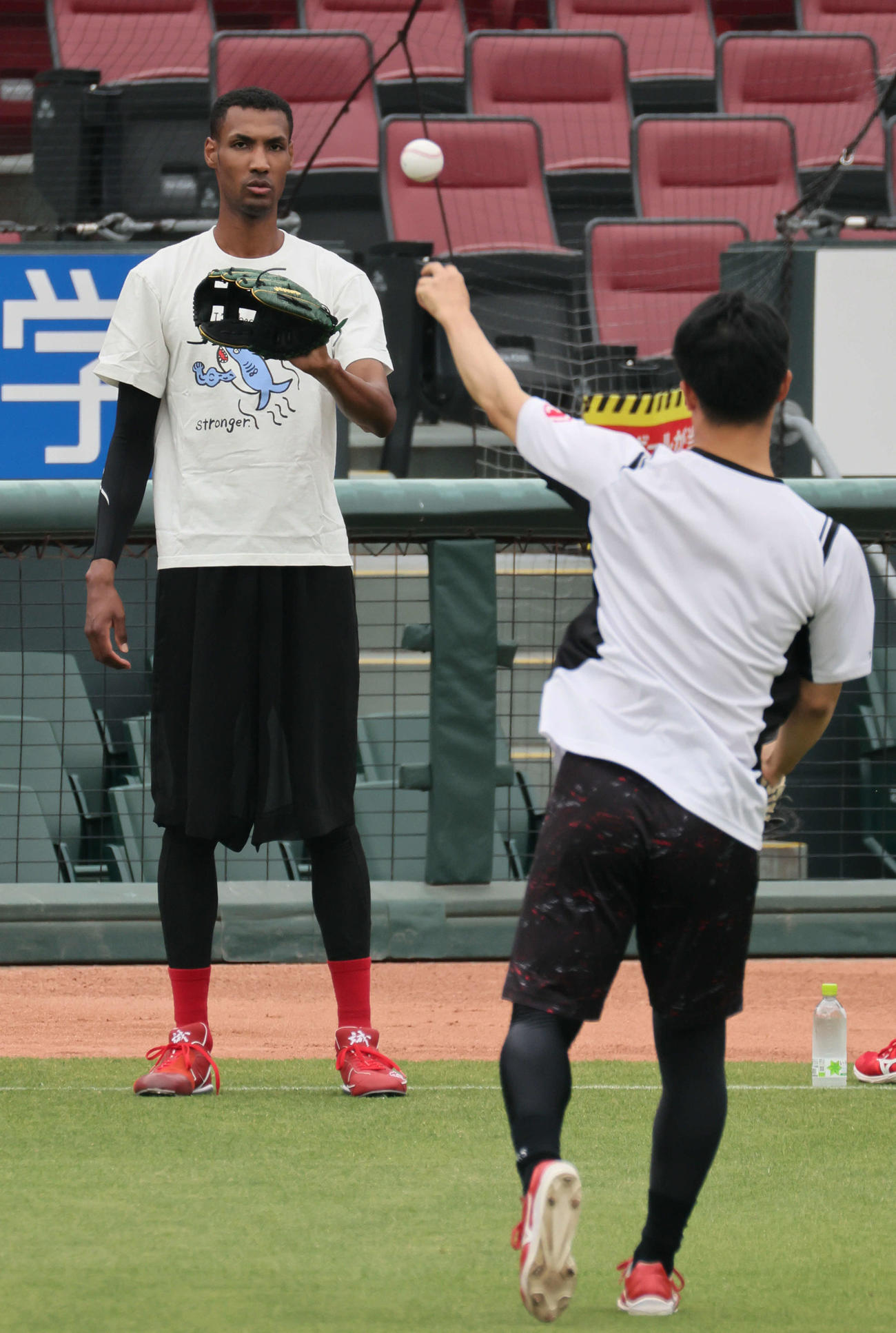 玉村（手前）とキャッチボールをするアドゥワ（撮影・加藤孝規）