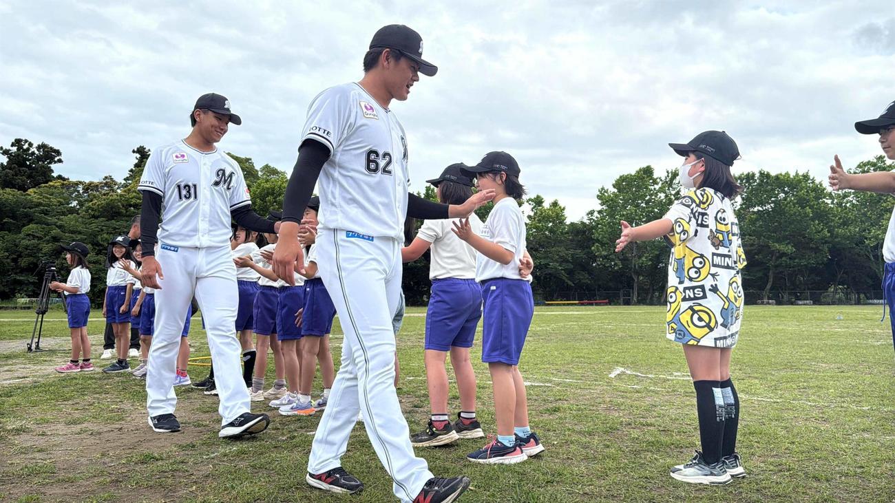 君津市立みふねの里保育園と君津市立八重原小学校に訪問した坂井（手前）と茨木（球団提供）