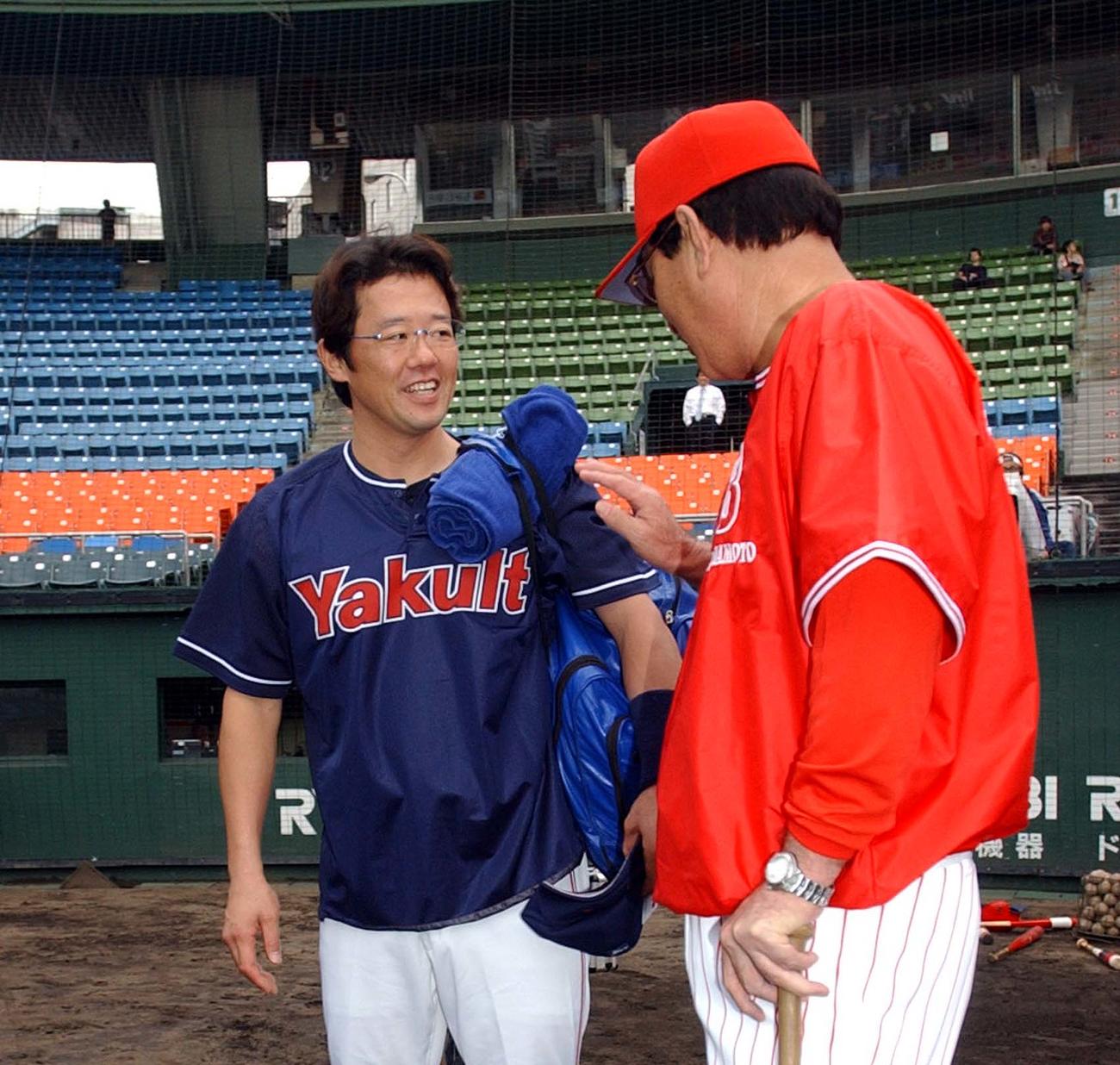 スト問題が解決して始めての試合を迎えたプロ野球選手会の古田敦也会長（ヤクルト）は広島山本浩二監督（右）からご苦労さんと労いの言葉をかけられた（2004年9月24日撮影）