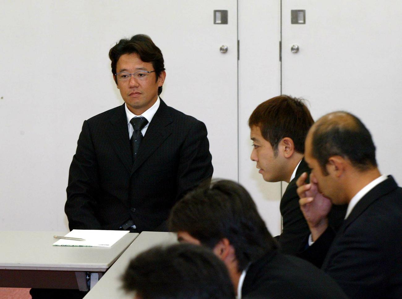 協議交渉委員会　席に着く古田敦也（ヤクルト）、礒部公一（近鉄）ら選手（2004年9月9日撮影）