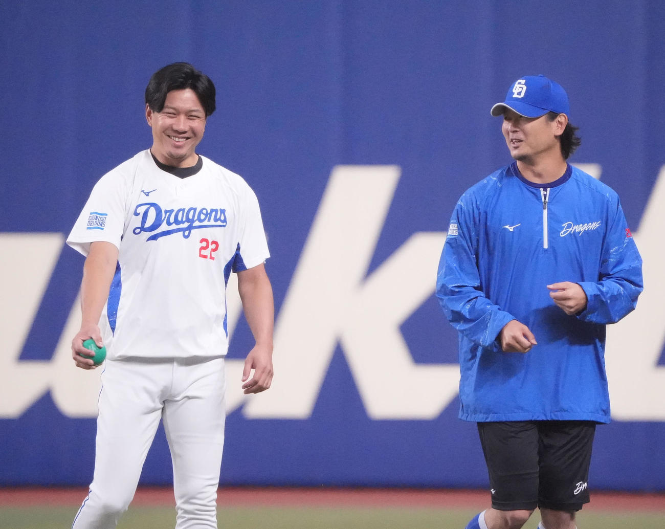 明るい表情で話す大野雄大と涌井秀章（撮影・森本幸一）