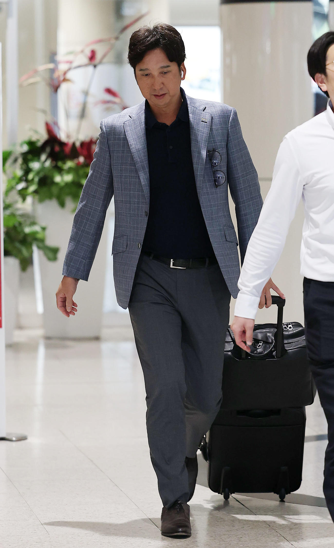 新千歳空港に到着した阪神藤川監督（撮影・前田充）
