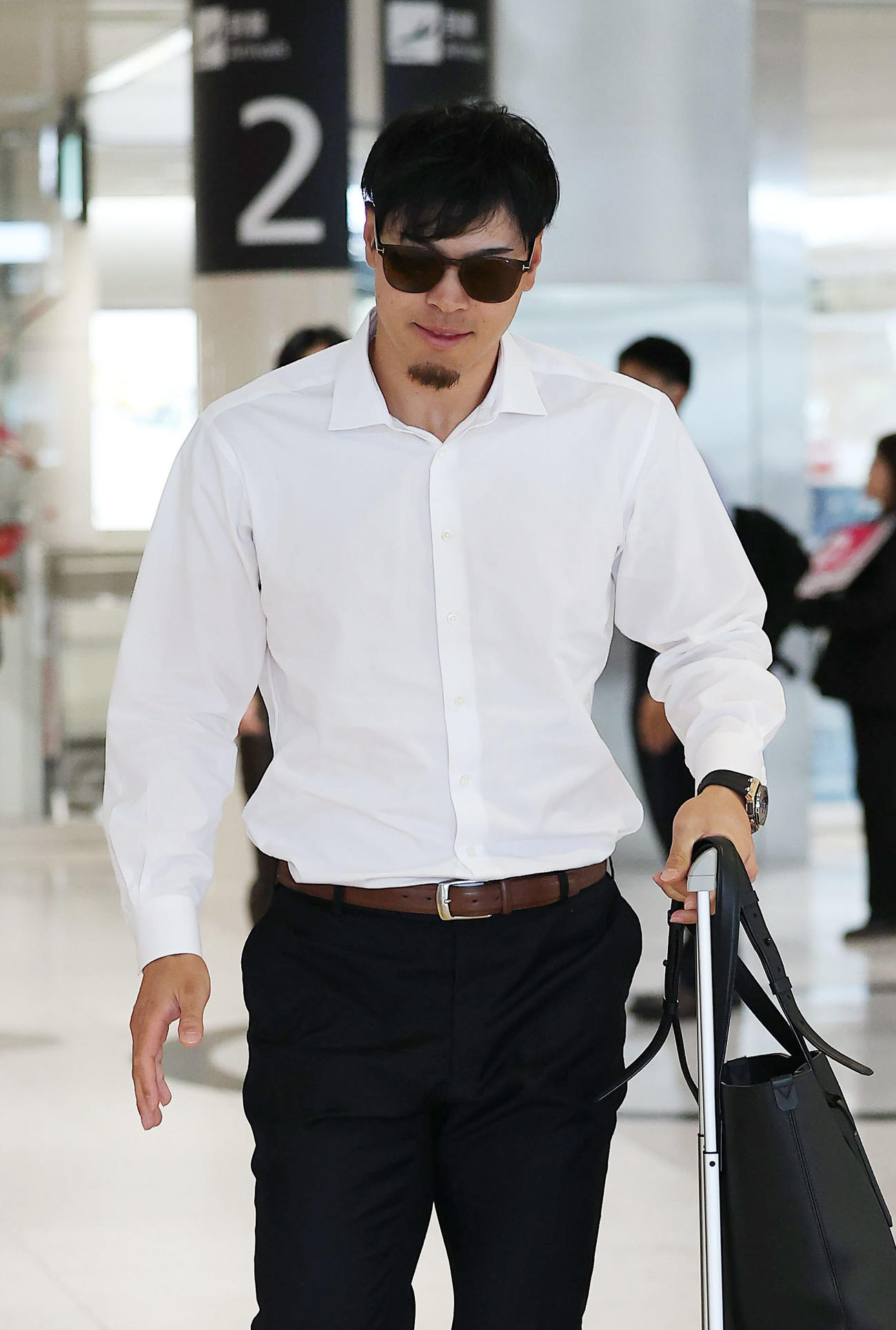 新千歳空港に到着した阪神佐藤輝（撮影・前田充）