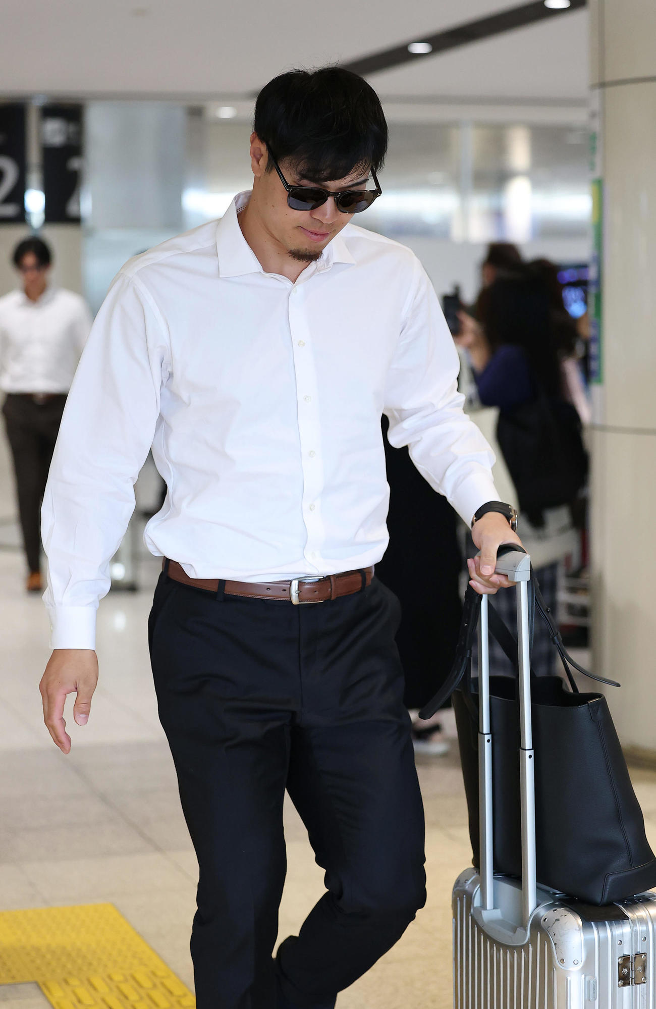 新千歳空港に到着した阪神佐藤輝（撮影・前田充）