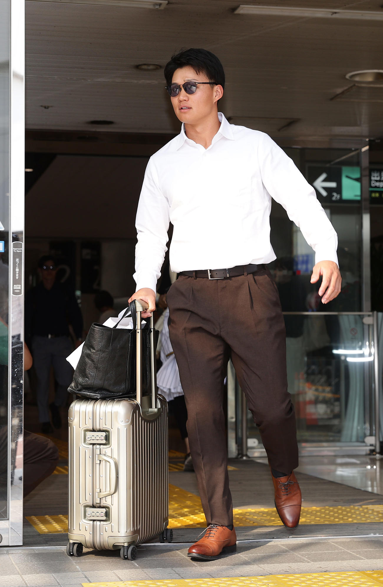 新千歳空港に到着した阪神森下（撮影・前田充）